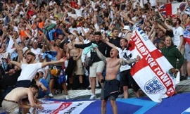 Tuyển Anh và CĐV nhà tại Dusseldorf đêm thứ Bảy (6/7) Ảnh: Getty Images