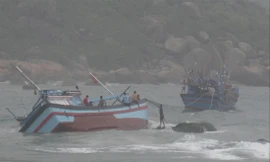 Luồng lạch cửa biển Mỹ Á bị bồi lấp nặng khiến tàu cá ra vào bị mắc cạn, sóng đánh chìm