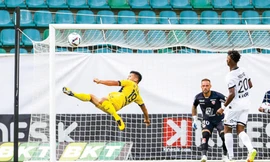 Quang Hải bỏ lỡ cơ hội ghi bàn đầu tiên cho Pau FC sau cú ngả bàn đèn ngoạn mụcẢnh: Getty Images 