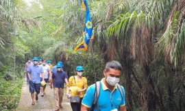 Du khách đi “du lịch bong bóng” tại Cần Giờ 