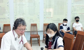 BS Trương Hữu Khanh thăm khám cho các chùm ca bệnh tại trường học ảnh: H.K