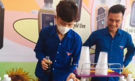 Nguyễn Tuấn Anh (bìa phải) tham gia hoạt động sáng tạo, ngoại khóa Ảnh: Duy Chiến