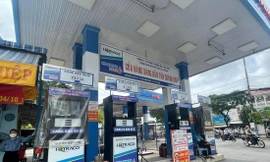 Cửa hàng xăng dầu Tân Chánh Hiệp, quận 12, TPHCM treo biển hết xăng ngày 26/10 ảnh: U.P 