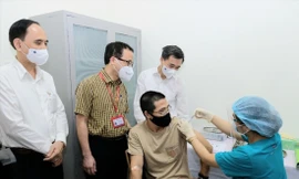 Tiêm thử nghiệm vắc-xin ARCT-154 sáng 15/8. Ảnh: Long Phạm