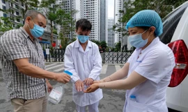 Khử khuẩn sau khi lấy mẫu xét nghiệm tại một chung cư do liên quan ca mắc COVID - 19 sáng 24/5