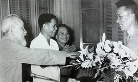 Bác Hồ tặng hoa cho tướng Vương Thừa Vũ 