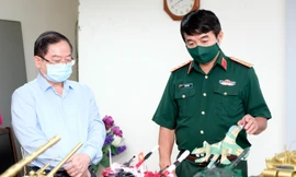 Thượng tướng Võ Văn Tuấn giới thiệu mô hình máy bay Su-30MK2 số hiệu 9370 với Tổng Biên tập báo Tiền Phong Lê Xuân Sơn ẢNH: Hoàng Mạnh Thắng 