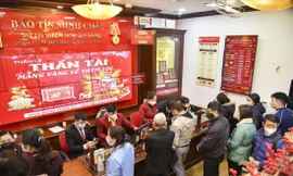 Từ hôm qua (9/2), người dân đã xếp hàng mua vàng sớm trước ngày vía Thần Tài 