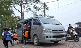 Xe đón học sinh trước cổng trường Tiểu học Thượng Vực (Chương Mỹ, Hà Nội) 