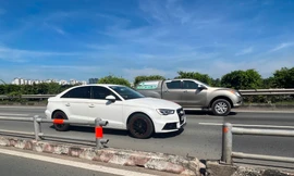 Đoạn dải phân cách đường dẫn cao tốc TP HCM - Long Thành - Dầu Giây bị mất trộm (ảnh lớn); Nhiều vị trí chỉ còn trơ trọi ốc sắt do trụ, ống thép trên đường dẫn vào cao tốc TPHCM - Long Thành - Dầu Giây bị mất trộm (ảnh nhỏ)Ảnh: Trần Long