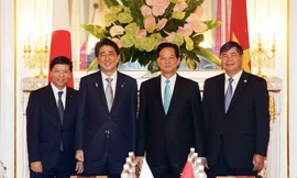 (Từ trái qua) Đại sứ Nguyễn Quốc Cường, Thủ tướng Nhật Bản Abe Shinzo, Thủ tướng Nguyễn Tấn Dũng, Đại sứ Đoàn Xuân Hưng năm 2015 Ảnh: Báo TGVN