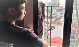 Cửa mở từ chuồng cọp chung cư mini ngõ 3 đường Nguyễn Văn Huyên kéo dài (phường Quan Hoa, quận Cầu Giấy)