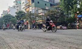 Nhiều tuyến phố Hà Nội bị cày xới để thảm lại dịp cuối năm