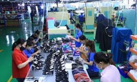 Nhiều DN trong nước chật vật khi hàng giá rẻ từ bên ngoài tràn vào Việt Nam (ảnh tại Công ty Biti’s) ảnh: U.P 