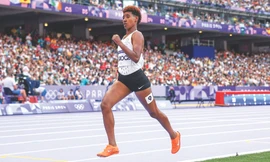 Farida Abaroge, VĐV điền kinh đội Olympic Người tị nạn chạy dưới sự cổ vũ của các khán giả tại Stade de FranceẢnh: Getty Images