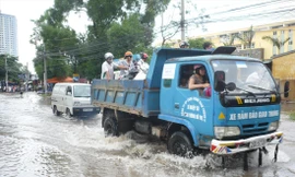 Nhiều tuyến phố tại khu vực phía Tây Nam Hà Nội mưa là ngập, nhưng dự án bơm tiêu úng Yên Nghĩa đang chậm tiến độ nhiều năm. Ảnh: A.Trọng 