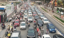 Hà Nội đang có hơn 7,8 triệu phương tiện xe máy, ô tô và đang tiếp tục gia tăng chưa có kiểm soát Ảnh: Trọng Đảng