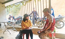 Tác giả trò chuyện với một trưởng bản ở huyện miền núi Tương Dương