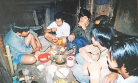 Tác giả (ngồi đối diện) giao lưu với thầy giáo hiệu trưởng, Anh hùng lao động Hà Công Văn (áo trắng, nay đã mất) tại gian bếp trường Tiểu học Húc Nghì (xã Húc Nghì, huyện Đăk Krông, Quảng Trị) trên đường xuyên Trường Sơn bằng xe máy, tháng 3/2022ảnh: Huỳnh Anh