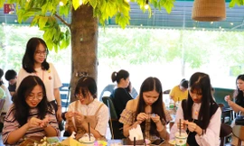 Nhiều bạn trẻ hào hứng tham gia nặn tò he