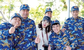 Phóng viên Châu Linh chụp cùng các cán bộ, chiến sĩ Trạm radar 495, Trung đoàn 151, Vùng 1 Hải quân 