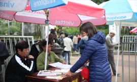 Người dân cung tiến tiền công đức tại Đền Trần (Nam Định) Ảnh: Nguyễn Trọng Tài