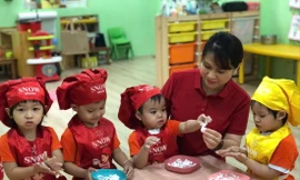 Cô Lý Thị Thu Huyền giáo viên Trường Mầm non Việt - Triều Hữu nghị chăm sóc trẻ mầm non