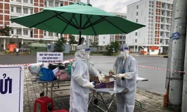 Sinh viên tình nguyện tiếp nhận đồ gửi vào Bệnh viện dã chiến