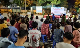 Người dân và thanh thiếu niên ở phường Hòa Thọ Đông (quận Cẩm Lệ, TP Đà Nẵng) ngồi kín các dãy ghế theo dõi chương trình từ đầu đến cuối Ảnh: Thanh Trần 