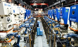 Bức ảnh chụp ngày 28/2/2024 cho thấy các cánh tay cơ khí đang hoạt động tại một nhà xưởng thông minh ở thành phố Vô Tích, tỉnh Giang Tô, miền đông Trung QuốcẢnh: Xinhua