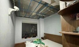 Trần thạch cao một căn hộ chung cư ở Hà Nội sập sau bão Ảnh: ST