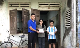 Đoàn phường Nguyễn Trãi tặng quà động viên 2 chị em Y Nguyễn Bảo Ngọc (SN 2010, trú tổ 5, phường Nguyễn Trãi) Ảnh: NL 