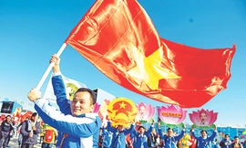 Quốc kỳ Việt Nam tung bay tại Festival 19 Ảnh: Xuân Tùng 