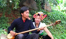 Anh Lù Hiền và vợ bên cây tính tẩu