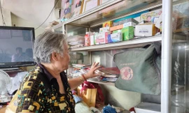 Bà Liên bên tủ thuốc, các loại dụng cụ, các loại thuốc, dung dịch sát khuẩn thiết yếu sơ cứu người tai nạn giao thông 