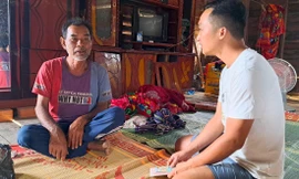 Ông Kpa Thương (bên trái) chưa dứt nỗi đau mất con trai