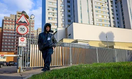 Một lính canh đứng ngoài toà nhà nơi đặt văn phòng thông tin của NATO ở Mátxcơva. Ảnh: Getty Images