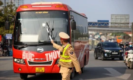Lực lượng CSGT Hà Nội tuần tra, kiểm soát phương tiện kinh doanh vận tải hành khách 