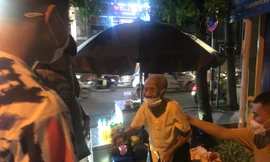 Ấm đi qua từng con đường để trao đi những phần quà ý nghĩa và nhận được sự yêu mến, tình cảm biết ơn từ những người vô gia cư Ảnh: TRẦN THANH BÌNH 