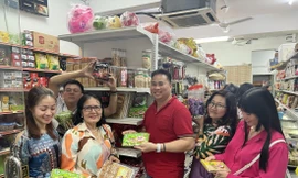 Kiều bào ở Malaysia mua sản phẩm Việt Nam