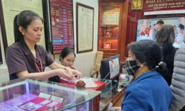 Doanh nghiệp vàng cung cấp giấy đảm bảo vàng mà không xuất hóa đơn cho khách hàng khi mua - bán vàng Ảnh: PV 