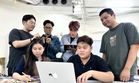 Bạn Duy Đức (ngồi) cùng đồng nghiệp thảo luận về dự án sắp tớiẢnh: PV 