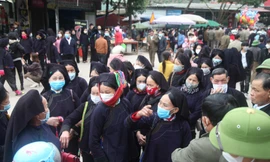 Rất đông người dân đổ về hát Soong hao tại chợ tình Tân Sơn