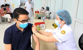 Tiêm thử nghiệm giai đoạn 3 vắc-xin Nano Covax. Ảnh: Hoàng Mạnh Thắng