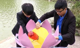 Hai em Hiếu (bên trái) và Đạt lắp ráp sản phẩm trước khi đưa xuống hồ chạy thử nghiệm 