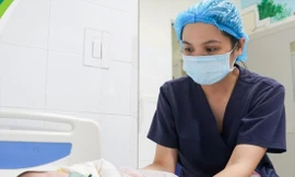 Bác sĩ BV Nhi Trung ương chăm sóc bệnh nhi mắc ho gà 