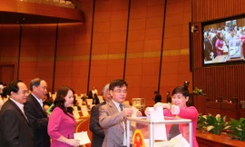 Bỏ phiếu tín nhiệm các chức danh cho Quốc hội bầu Ảnh: TTXVN