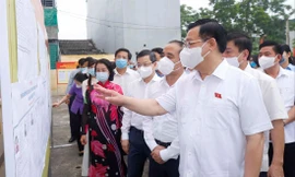 Chủ tịch Quốc hội Vương Đình Huệ kiểm tra công tác bầu cử ở Tuyên Quang. Ảnh: DT 