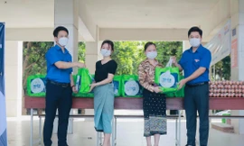 Đại diện Tỉnh Đoàn Nghệ An trao quà cho du học sinh Lào gặp khó khăn do dịch COVID-19 