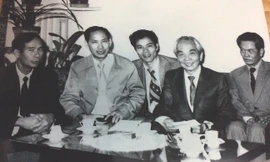  Tác giả Tạ Minh Châu người ngồi giữa ở hàng sau 